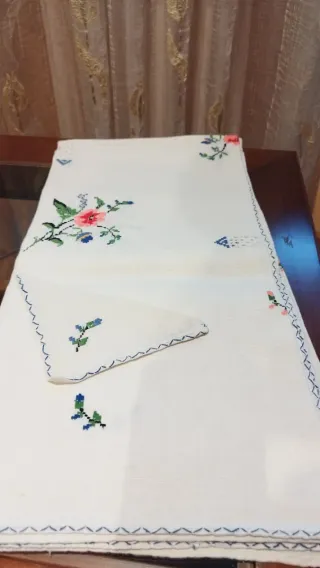 Mantelería de hilo bordada a mano