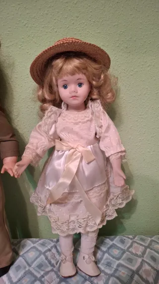Muñeca de porcelana vintage con sombrero