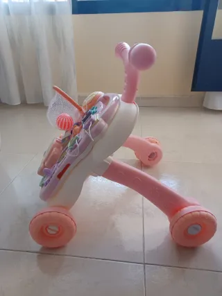 Correpasillos y mesa de actividades para bebé