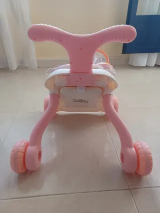 Correpasillos y mesa de actividades para bebé