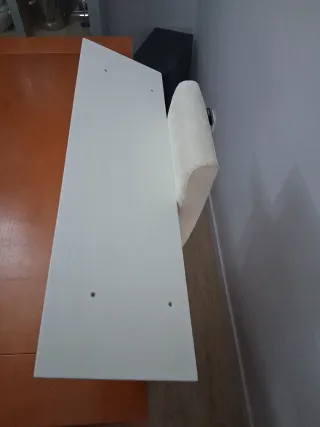 Estantería de madera blanca con estrellas