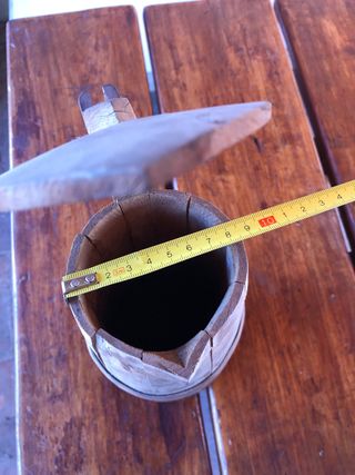 Antigua lechera de madera artesanal