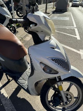 Suzuki Sixteen 125 Scooter Blanca