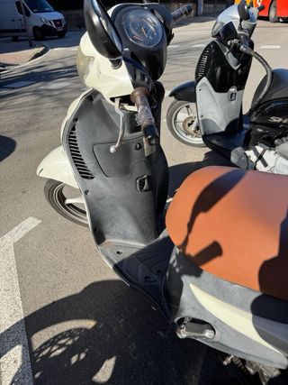 Suzuki Sixteen 125 Scooter Blanca