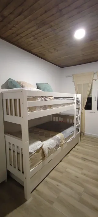 Litera de madera con 3 camas