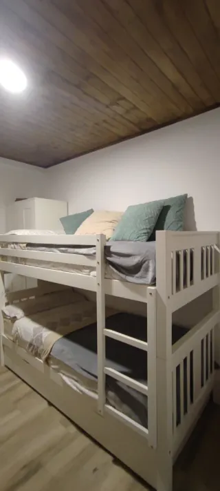 Litera de madera con 3 camas