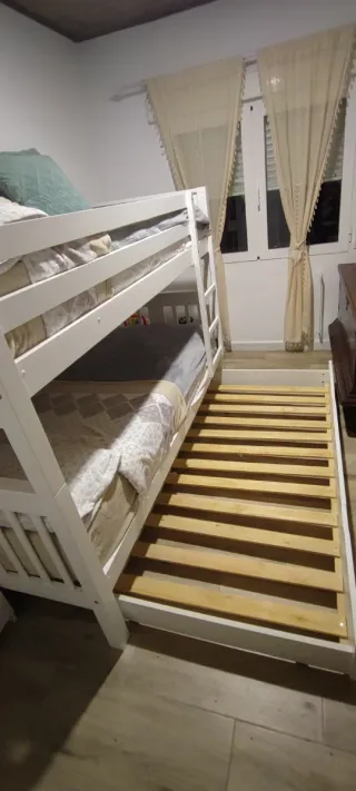 Litera de madera con 3 camas