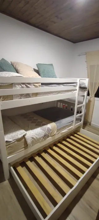 Litera de madera con 3 camas