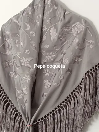 Mantoncillo gris perla bordado