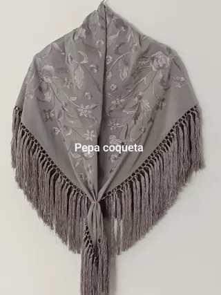 Mantoncillo gris perla bordado
