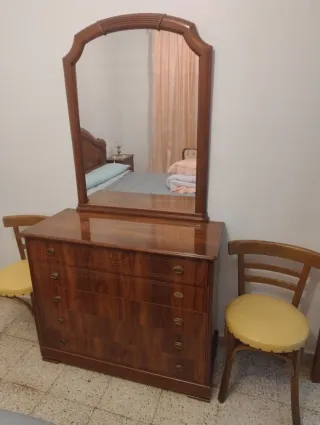 Cómoda de madera con espejo
