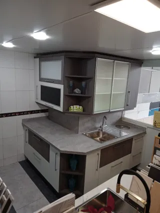 Cocina modular madera y cristal