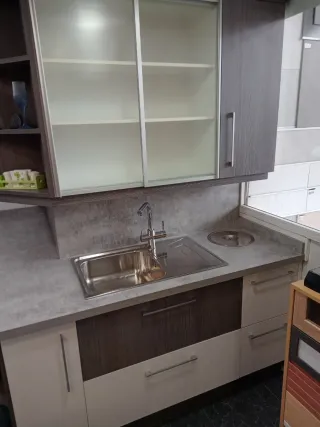 Cocina modular madera y cristal