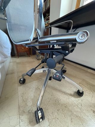 Silla de oficina ergonómica gris