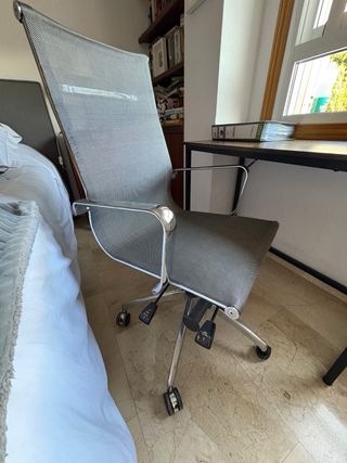 Silla de oficina ergonómica gris