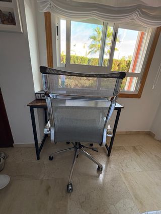 Silla de oficina ergonómica gris