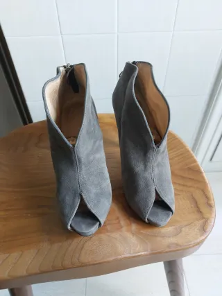 Botines grises de ante con tacón