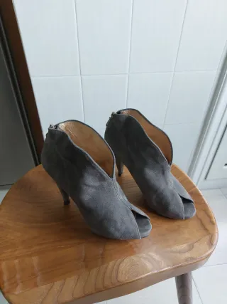 Botines grises de ante con tacón