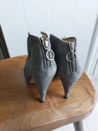 Botines grises de ante con tacón