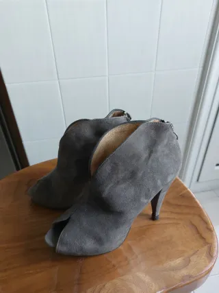 Botines grises de ante con tacón