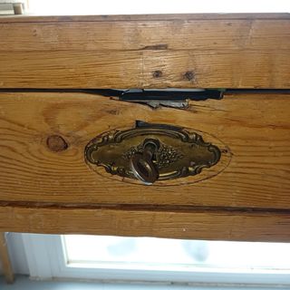 Escritorio antiguo de madera con cajón