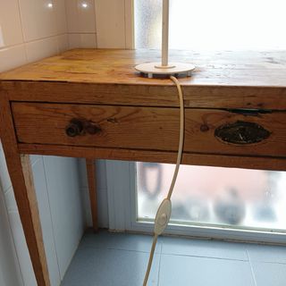 Escritorio antiguo de madera con cajón