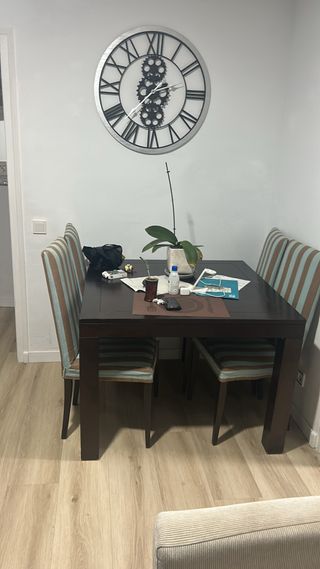 Tavolo da pranzo e 4 sedie allungabili