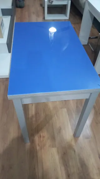 Mesa extensible azul de cristal y metal