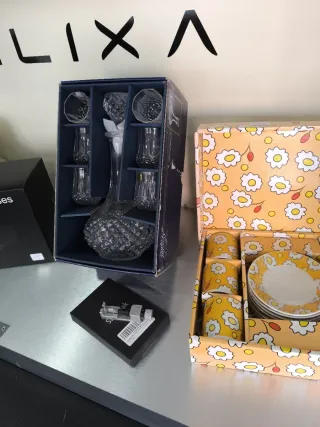 Jarra de cristal con vasos