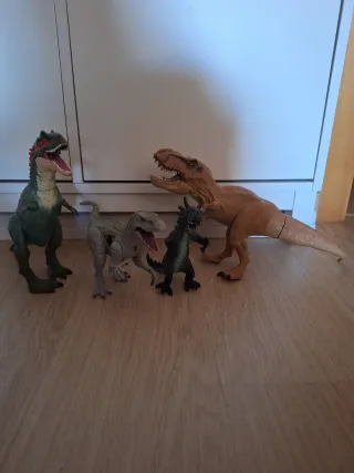 Lote de dinosaurios de juguete