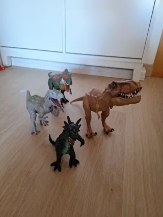 Lote de dinosaurios de juguete
