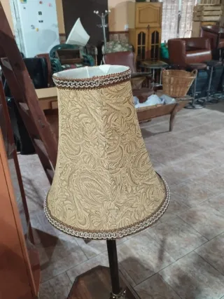 Lámpara de mesa beige y marrón