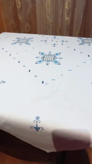 Mantelería de hilo bordado azul y blanco