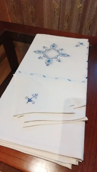 Mantelería de hilo bordado azul y blanco