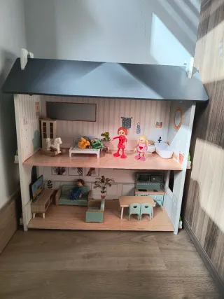 Casita de muñecas con accesorios