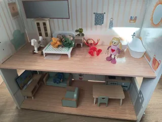 Casita de muñecas con accesorios