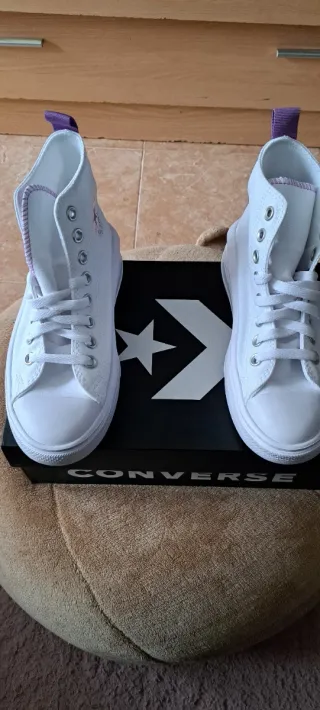 Zapatillas Converse All Star Blancas y Moradas