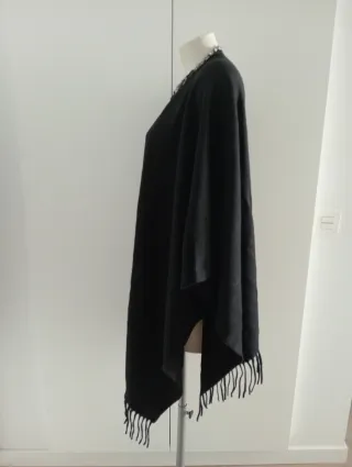 Capa negra con flecos