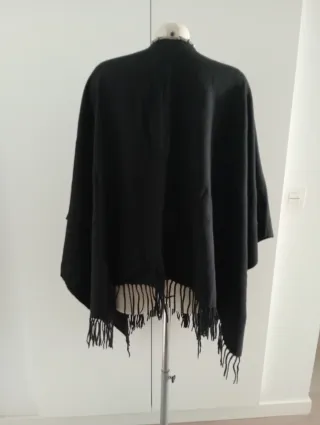 Capa negra con flecos