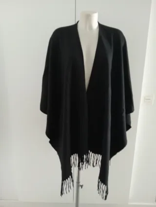 Capa negra con flecos