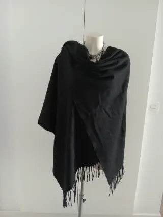 Capa negra con flecos