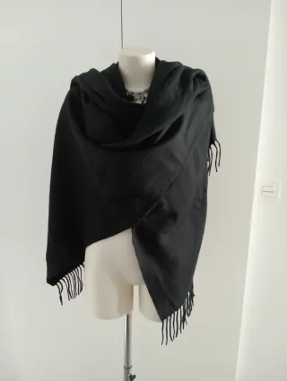 Capa negra con flecos