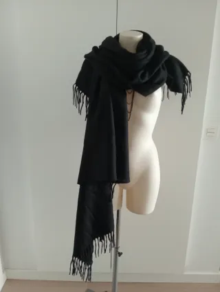 Capa negra con flecos