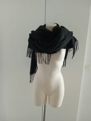 Capa negra con flecos