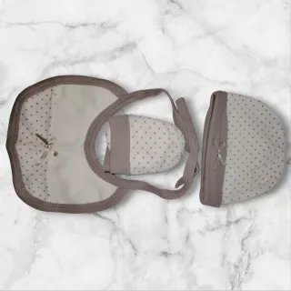 Lote Ropa Bebé: Gorrito, manoplas y Babero