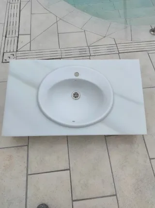 Lavabo sobre placa de mármol