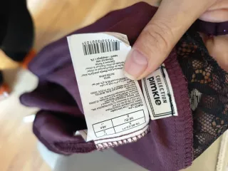 Camiseta tirantes encaje negro y morada Talla M