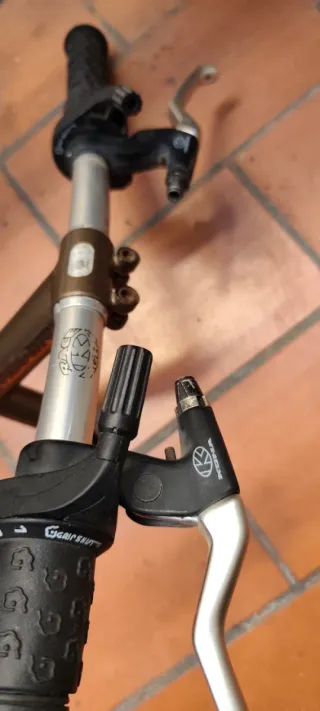 Manillar, potencia y manetas KONA