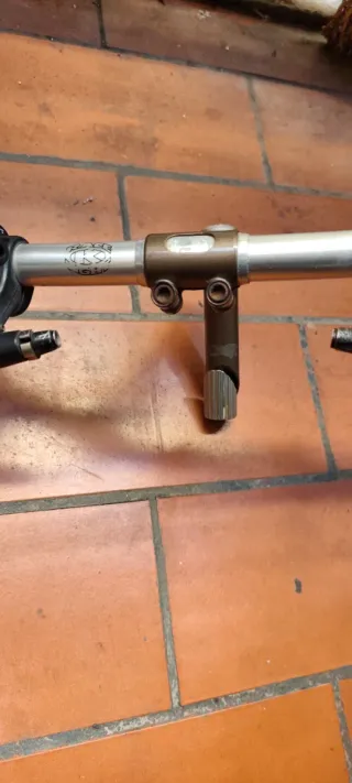 Manillar, potencia y manetas KONA