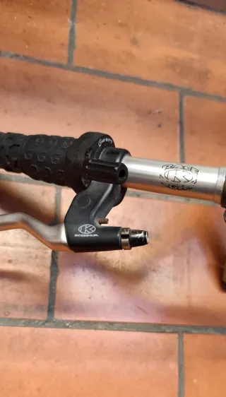 Manillar, potencia y manetas KONA